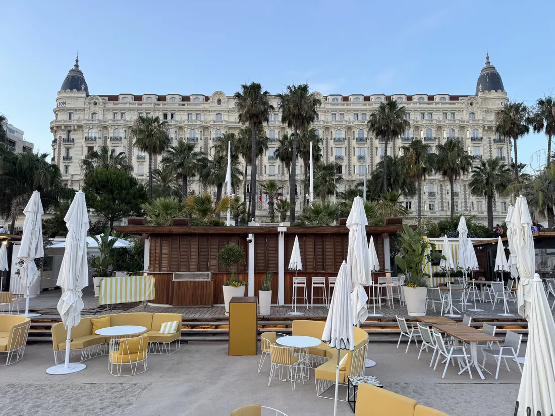 Carlton Beach Club à Cannes, façade de l'hôtel Carlton depuis la plage