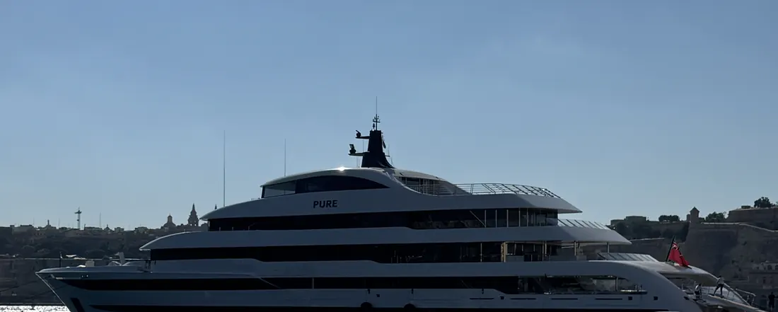 Le yacht PURE à quai, coque et superstructure
