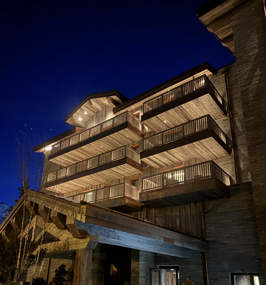 Façade du chalet Rosewood à Courchevel de nuit, éclairage architectural