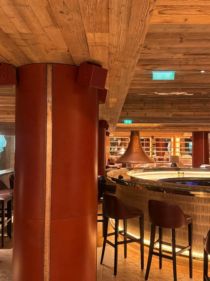 Enceintes gainées de cuir intégrées dans une colonne du bar, Rosewood Courchevel