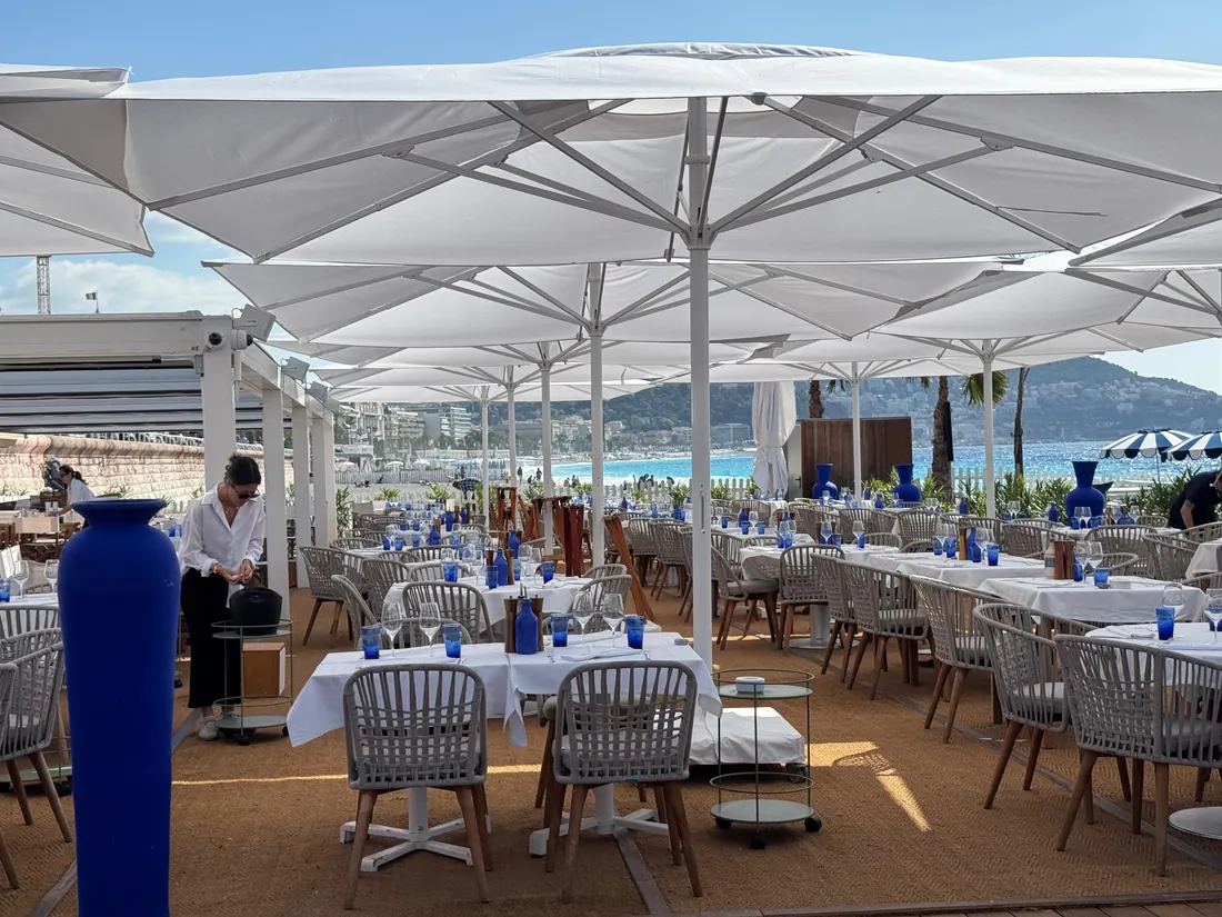 Plage La Vela à Nice, terrasse sous parasols face à la baie des Anges